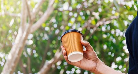 Vaso de cartón de café para llevar a casa