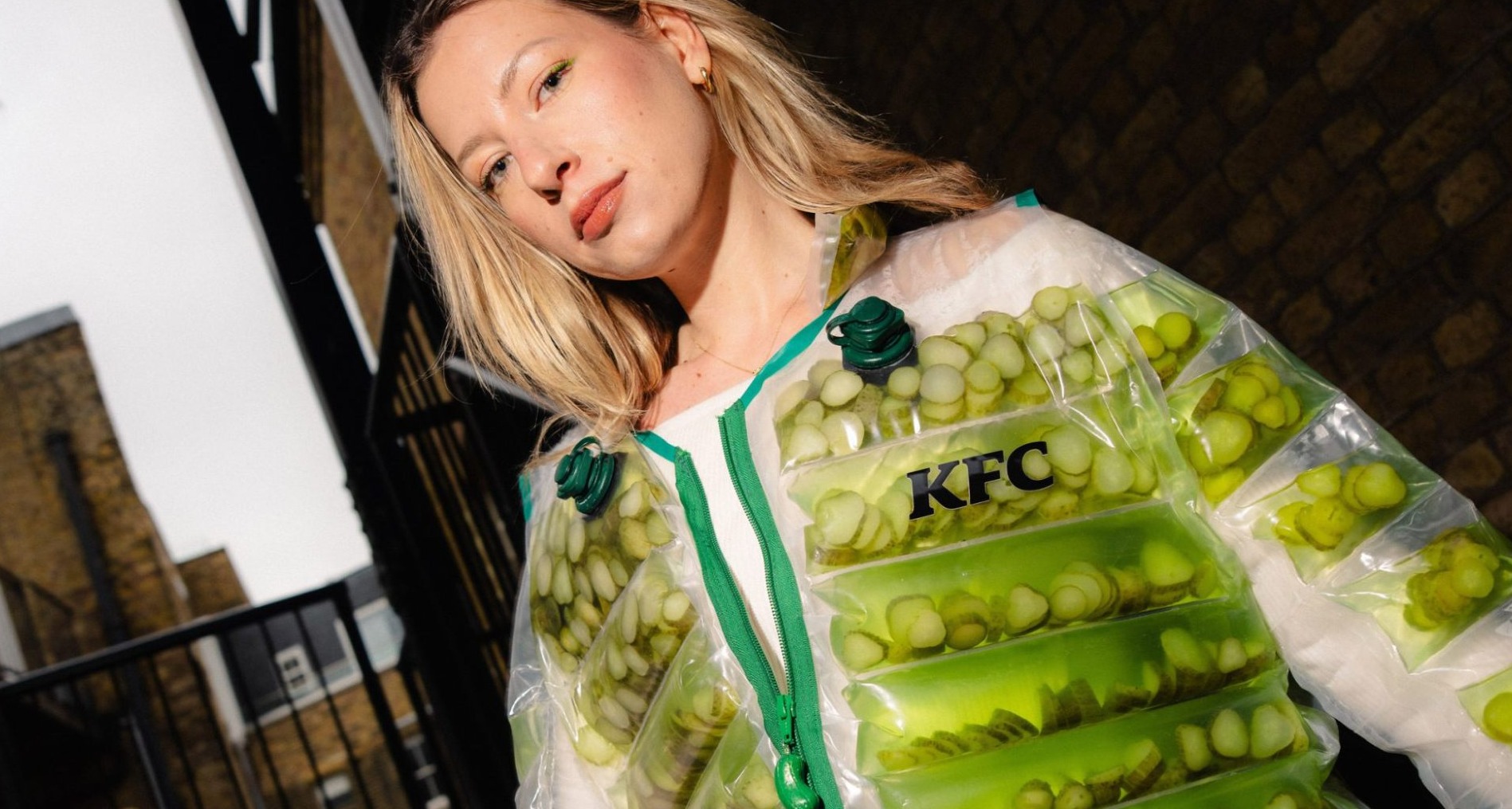 Chica luce la chaqueta rellena de pepinillos de KFC