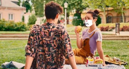 campaña de publicidad de KFC con mascarilla