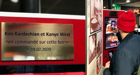 Kim Kardhasian Kanye West visitan KFC Francia