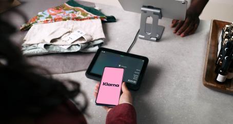 Klarna revisa su plan de IA en atención al cliente e impulsa la incorporación de agentes humanos Persona pagando a través del móvil con Klarna