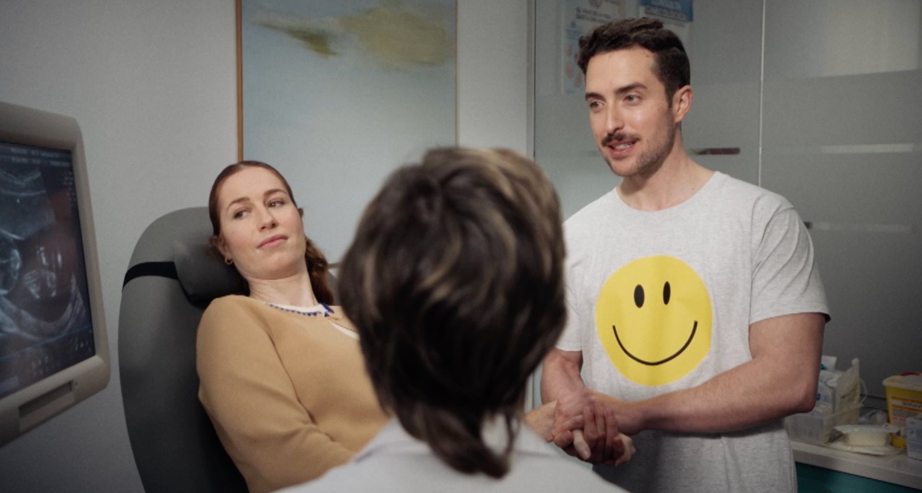 Una pareja mirando una ecografía