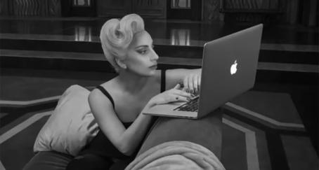 apple behind mac mujeres