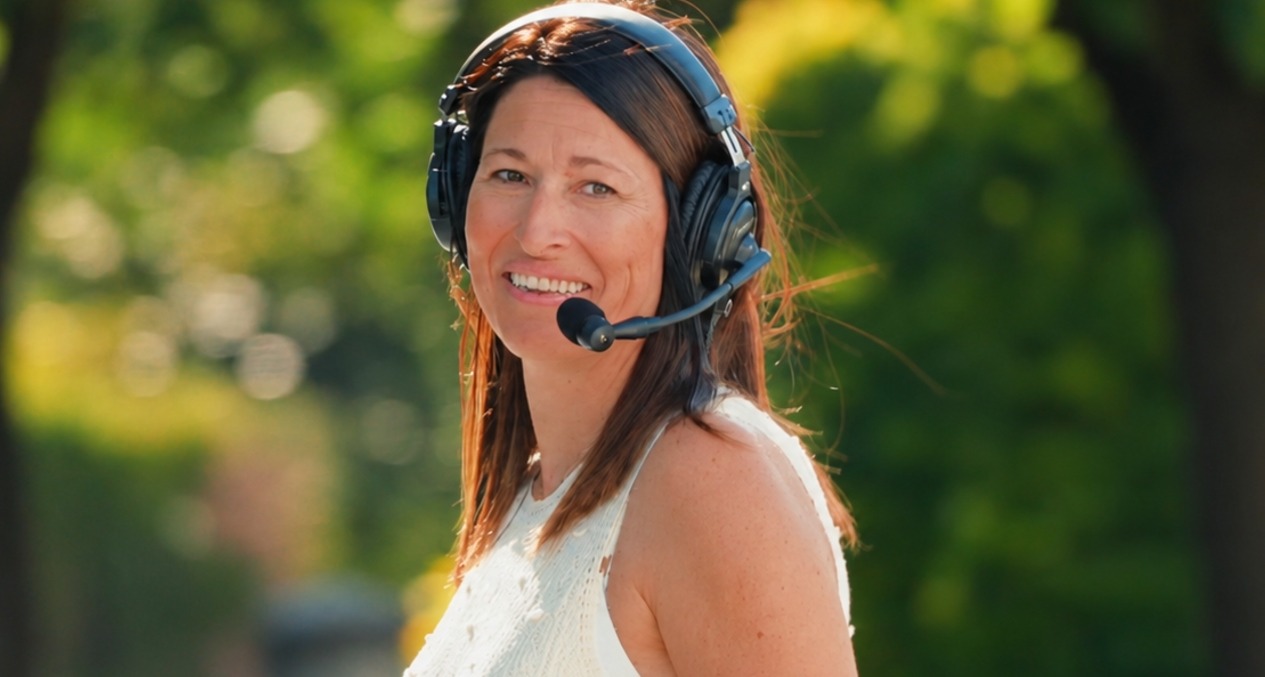 Laia Prunera con unos auriculares con micrófono en un parque