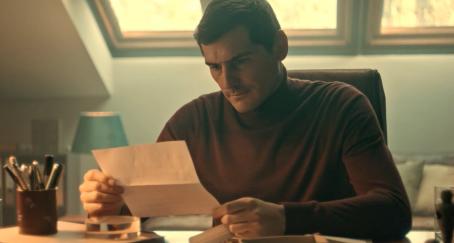 Iker Casillas despide 2020 “a patadas” en el anuncio de Navidad de LaLiga
