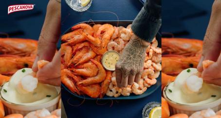 Varias bandejas de langostinos con manos cogiéndolos