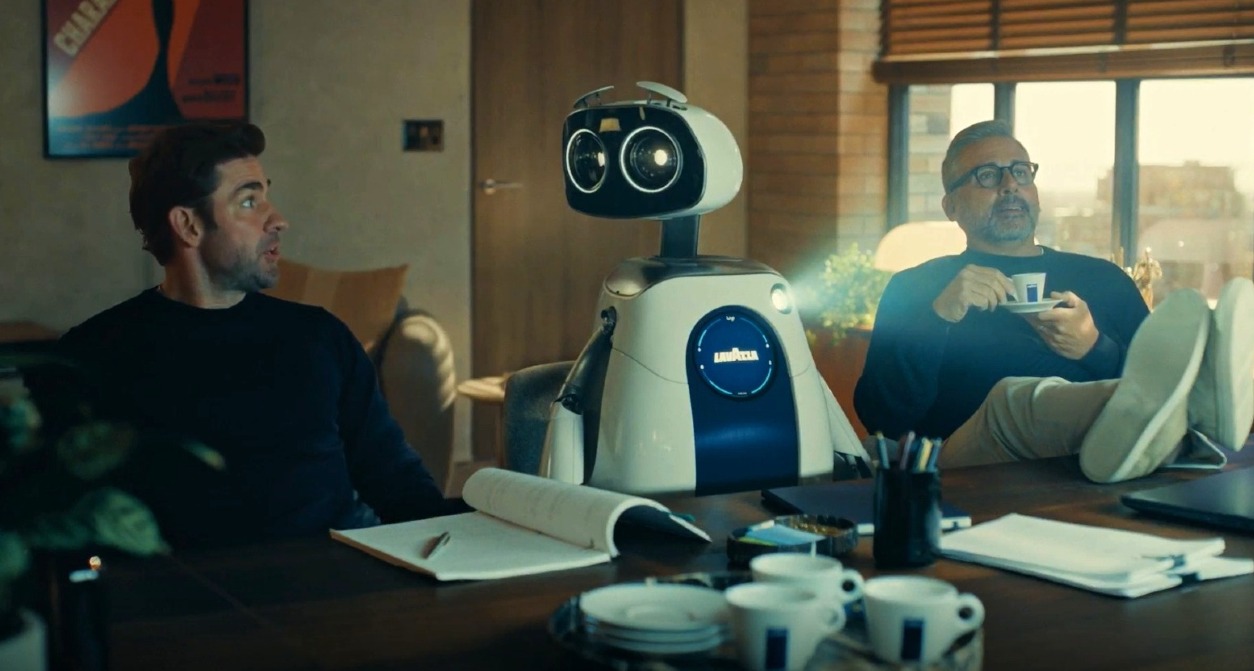 Steve Carell y John Krasinski en el anuncio junto al robot