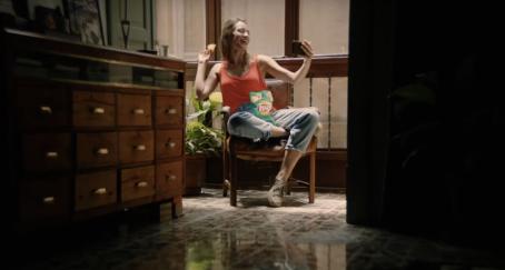 Lay’s celebra la llegada del verano homenajeando al aperitivo Chica joven hace videollamada mientras come patatas Lay's