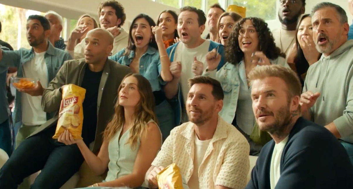Alexia Putellas, Leo Messi y David Beckham en un salón rodeados de gente viendo el fútbol