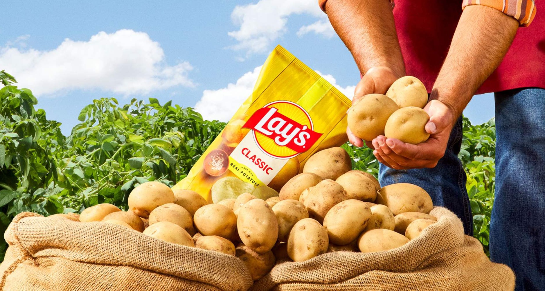 Lay's renueva su logotipo y su packaging dando protagonismo a las “patatas reales” Bolsa de patatas fritas Lays en un saco de patatas