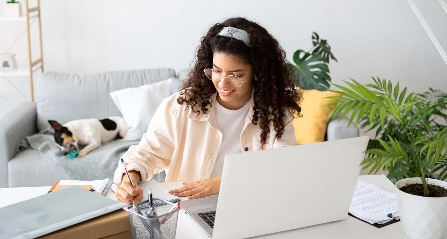 La tendencia “lazy girl jobs” se revuelve contra el trabajo corporativo y exige una cultura laboral más empática Mujer joven trabajando en casa