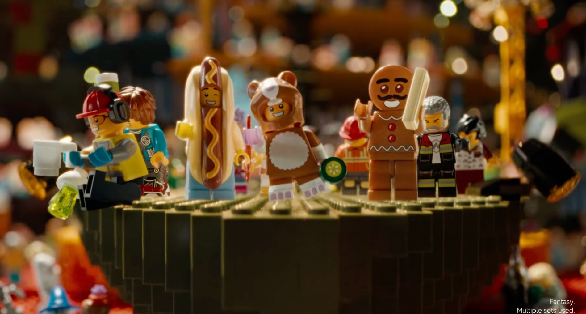 Figuras de Lego sobre un escenario