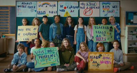 Un grupo de niños con pancartas que muestran mensajes sobre cómo debe usarse la IA