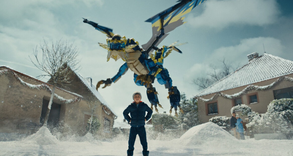 Lego se enfoca en el superpoder del juego para su anuncio de Navidad un niño con un dragón de juguete gigante