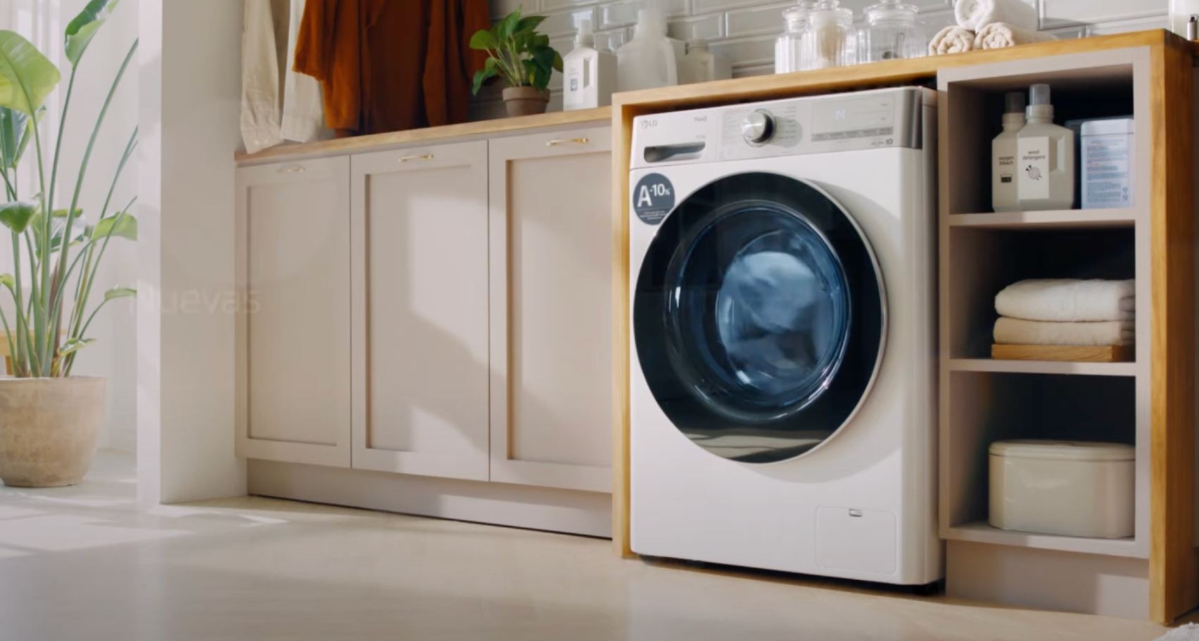 LG ofrece “garantía de por vida” en piezas de algunos electrodomésticos como medida de sostenibilidad Lavadora en un cuarto de baño