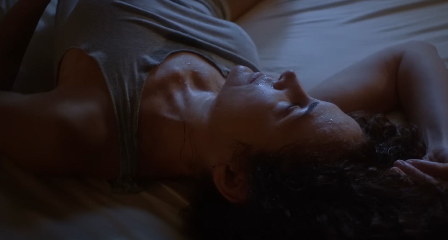 Mujer tumbada en la cama