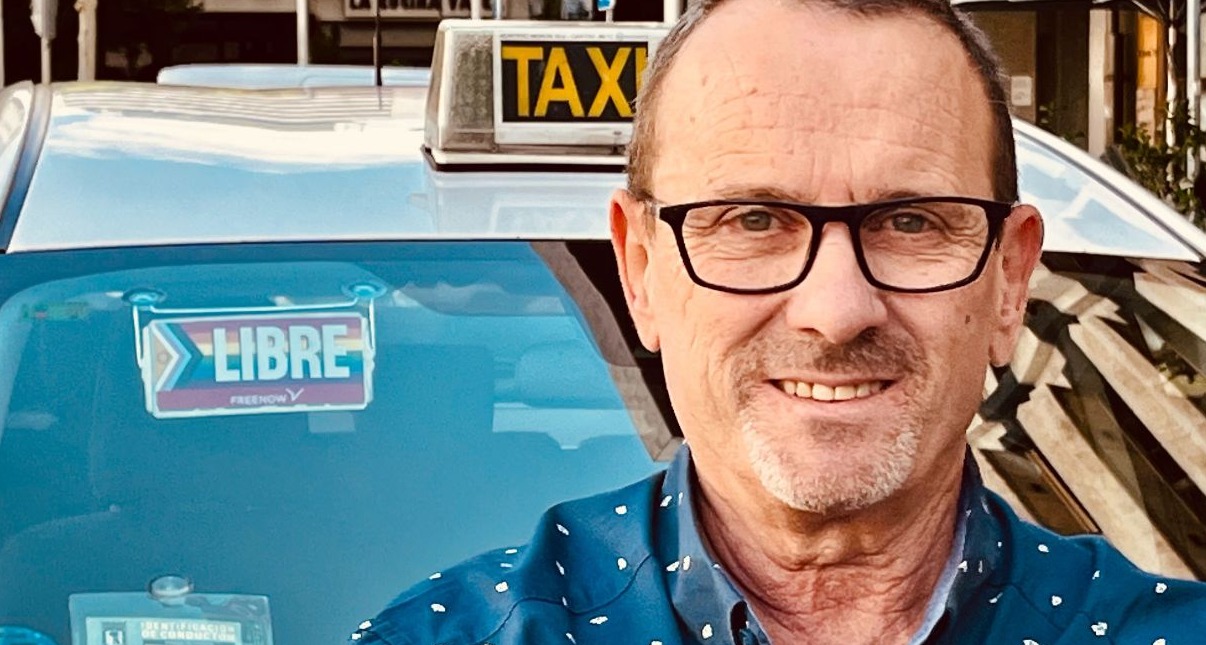 El cartel de libre en los taxis de Madrid cambia su diseño para apoyar la diversidad taxista con el cartel de libre con la pegatina del orgullo