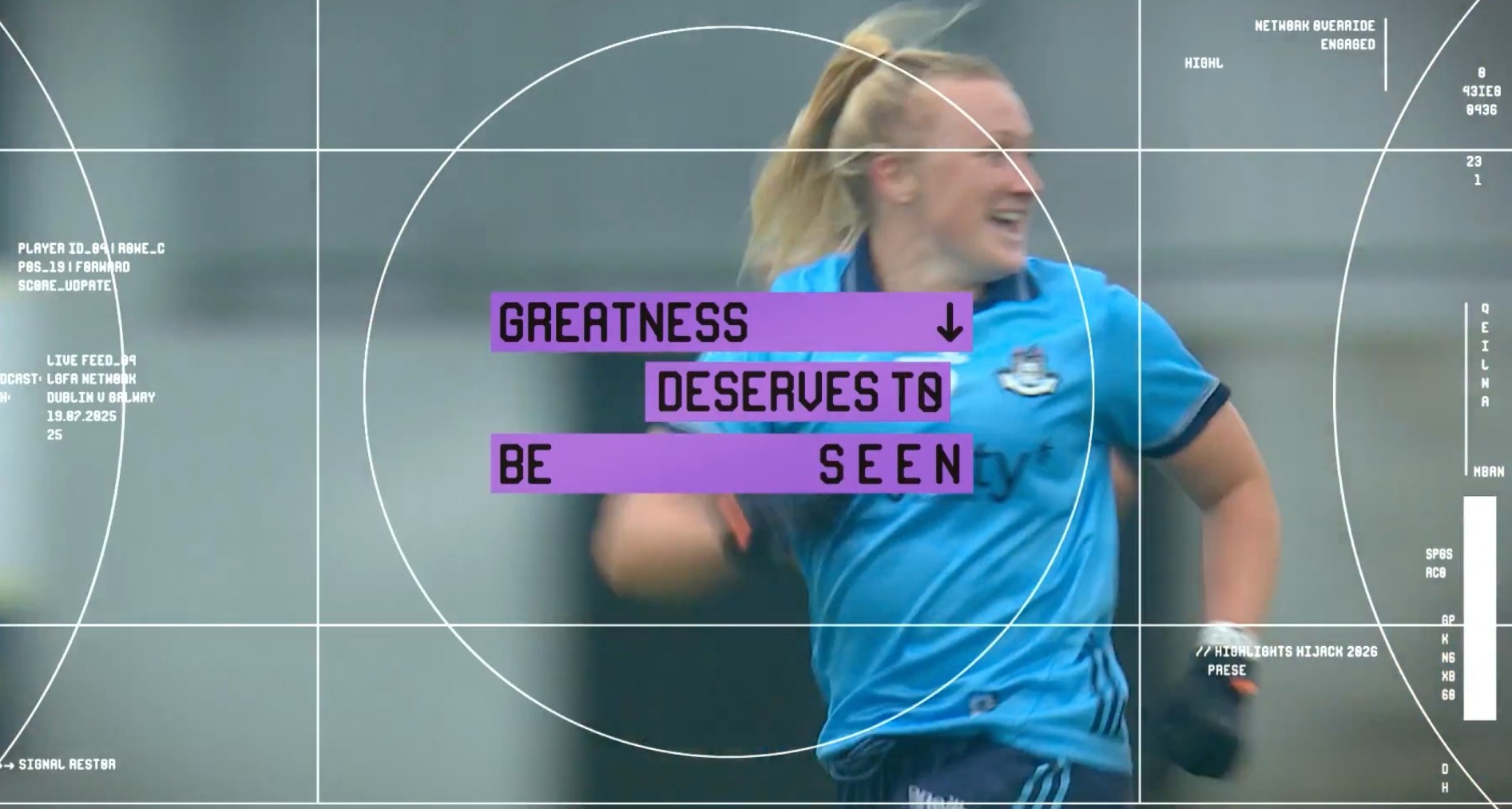 Mujer practicando futbol gaélico femenino