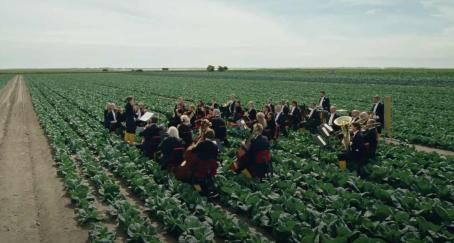 Lidl Suecia vende frutas y verduras cultivadas con la música de una filarmónica Orquesta tocando música en un campo de cultivo