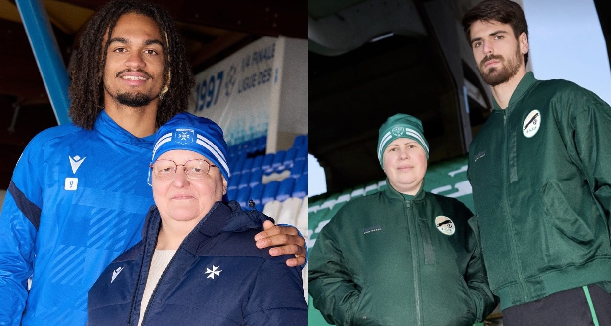Dos futbolistas posando con enfermas de cáncer que llevan los gorros de color a juego con la equipación de su equipo