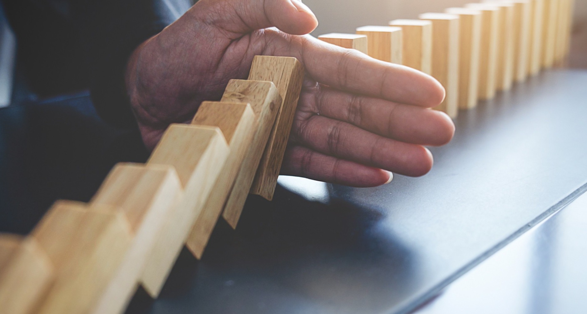 Mano sujetando piezas de madera