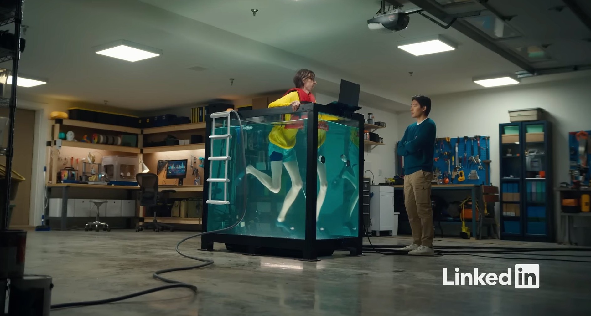 Un hombre metido en un tanque de agua habla con otro