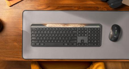 Logitech crea un teclado inalámbrico que se carga con cualquier tipo de luz Teclado de Logitech sobre escritorio