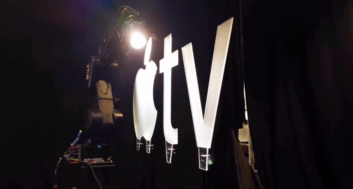 El logo de Apple TV en cristal siendo filmado en el set de rodaje