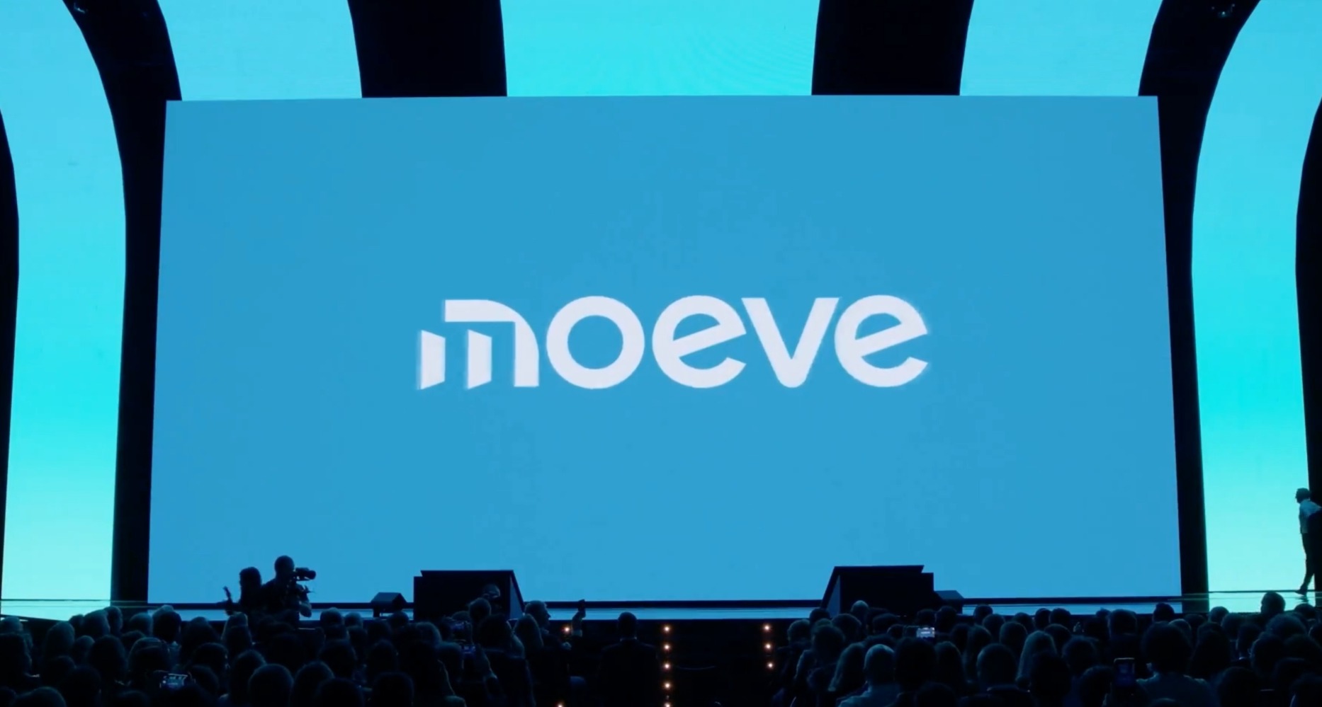 logotipo azul de moeve en una pantalla