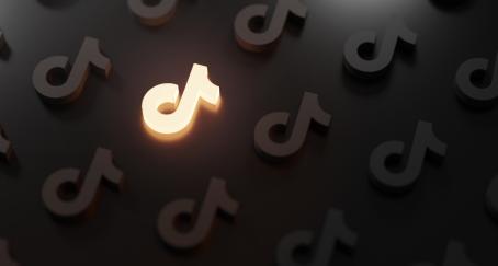 Logotipo de TikTok iluminado como una bombilla