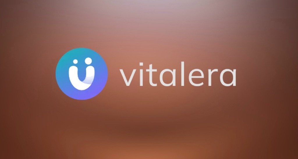 Vitalera envía equipamiento médico a residencias de ancianos en zonas afectadas Logotipo Vitalera sobre fondo marrón