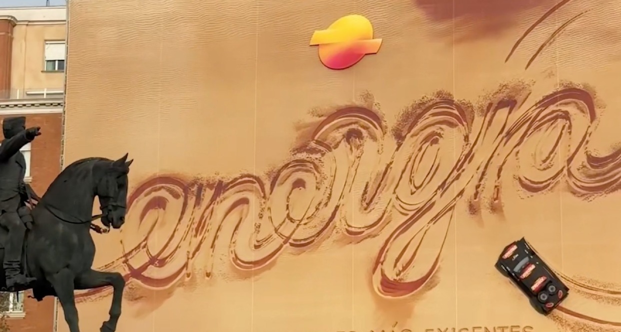 La lona de arena donde se puede leer la palabra "energía" escrita con las ruedas del coche