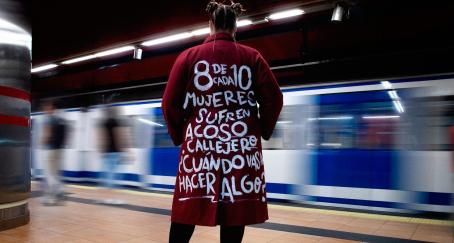 Modelo desfilando en el Metro de Madrid