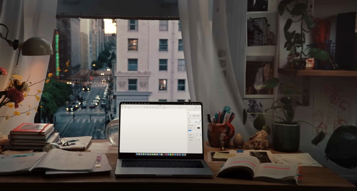 Apple lanza una plataforma de marca para posicionar los Mac como el punto de partida de las grandes ideas un escritorio de una casa con un Mac encendido y vistas a las calles de Nueva York por la ventana