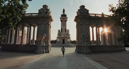 Hombre corre en El Retiro de Madrid