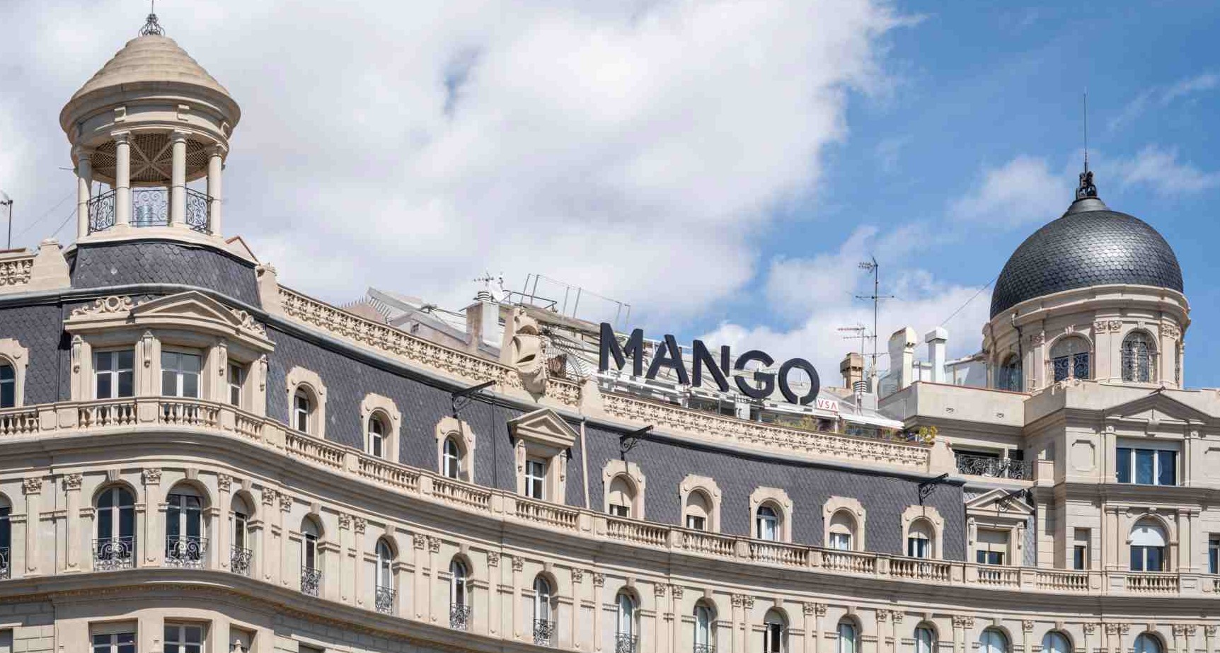 Mango sitúa su logotipo en un edificio de la plaza Francesc Macià de Barcelona, sustituyendo a la imagen de Caser