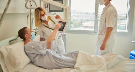 Mango diseña nuevas batas para los pacientes del Instituto Catalán de Oncología Mango Instituto Catalán de Oncología