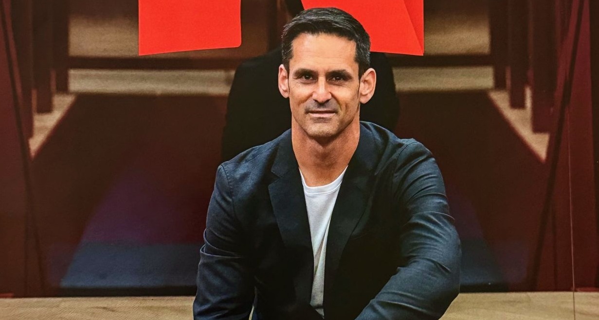 Posado corporativo de Manuel Román delante de la N de Netflix