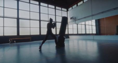 Mujer boxea en un gimnasio