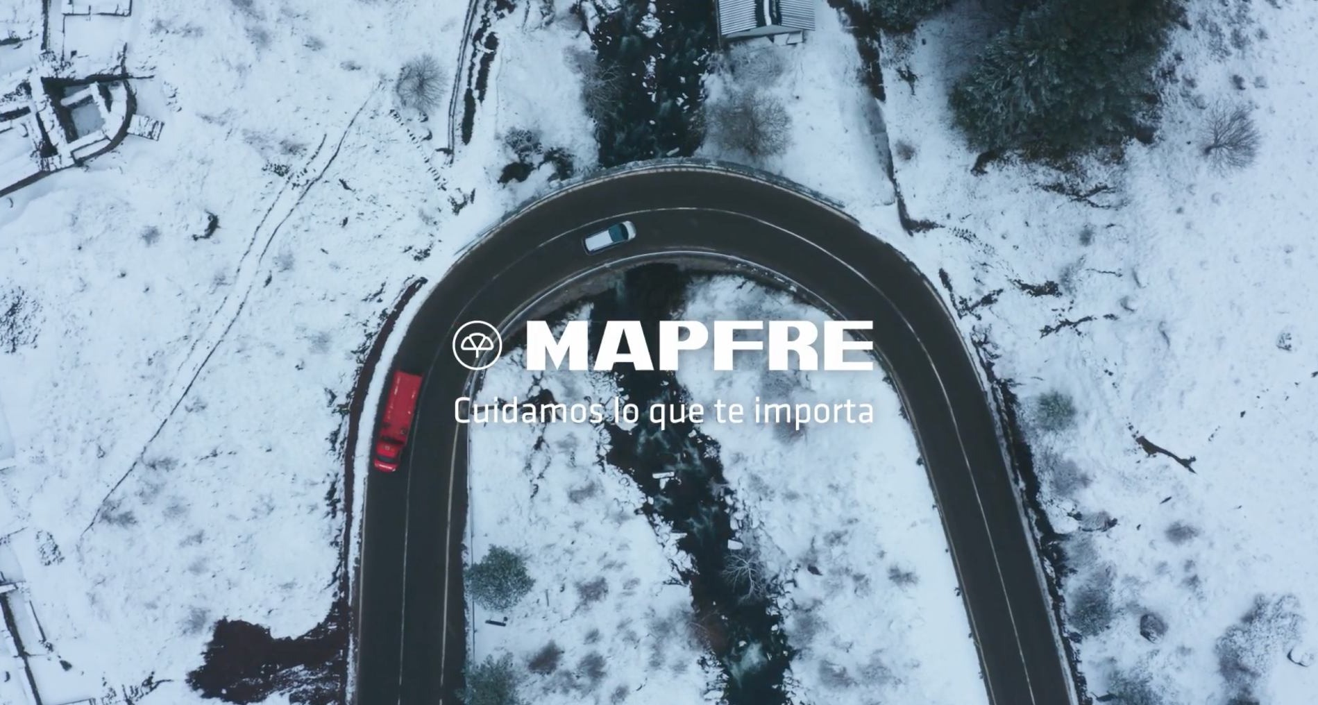 Plano cenital de una grúa de Mapfre en una carretera nevada