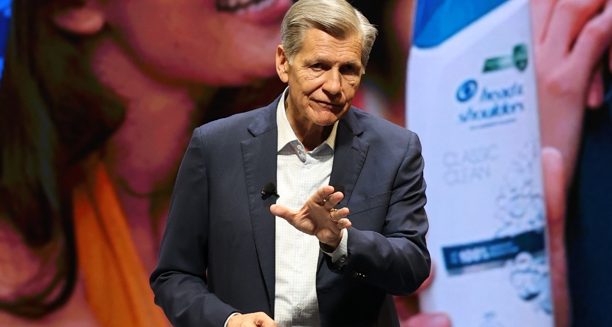 Enamorarse del craft publicitario y otras lecciones para construir marcas duraderas, según Marc Pritchard Marc Pritchard en el escenario de Cannes Lions
