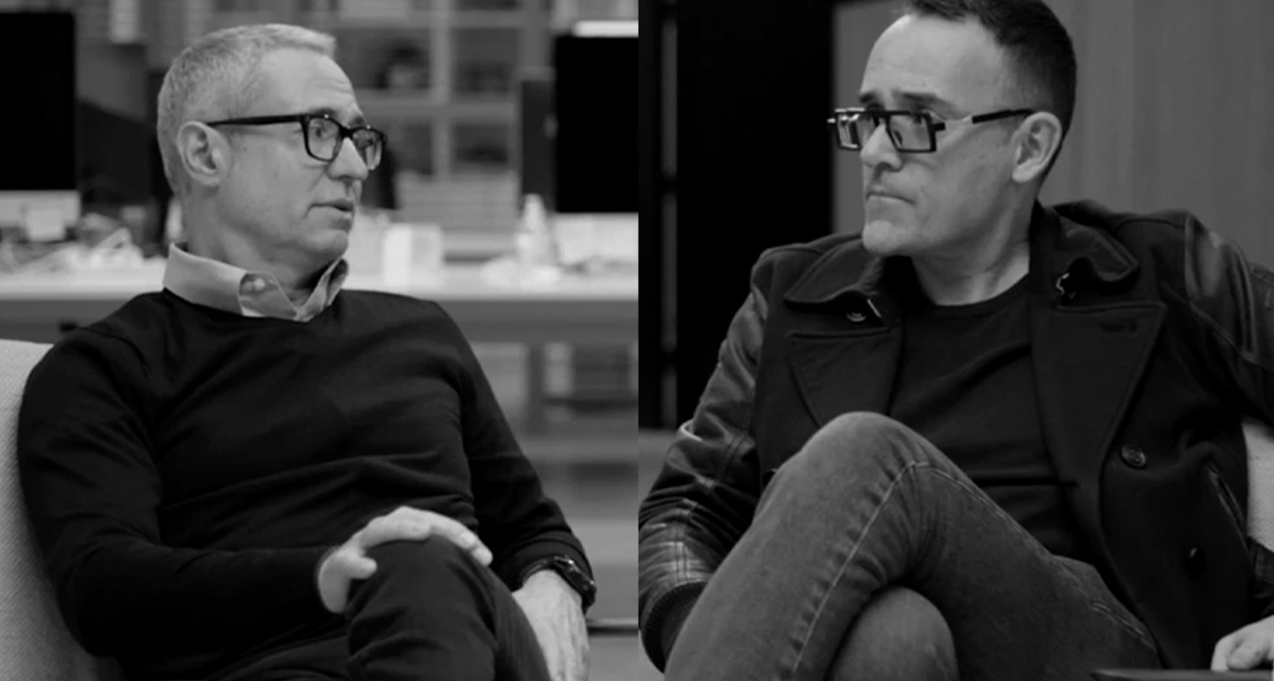 risto mejide y marc ros sentados en un sofa, imagen en blanco y negro