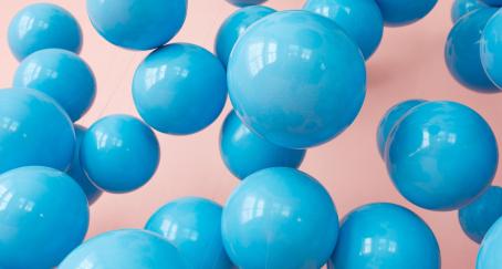 Apple es la marca más valiosa del mundo, según Kantar Brandz Globos azules sobre fondo rosa