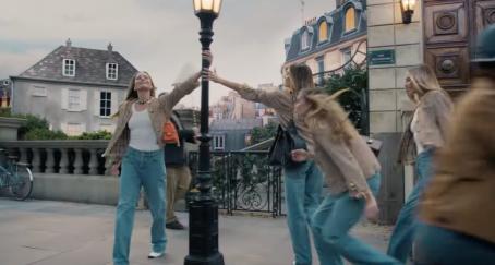 Varias versiones de Margot Robbie en un anuncio de Chanel