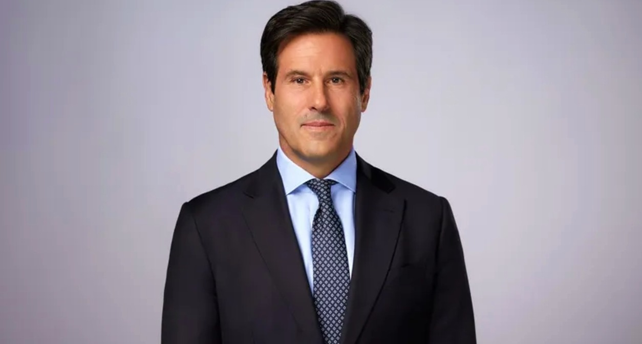 Una imagen corporativa en plano medio de Mario Rodríguez vestido con traje