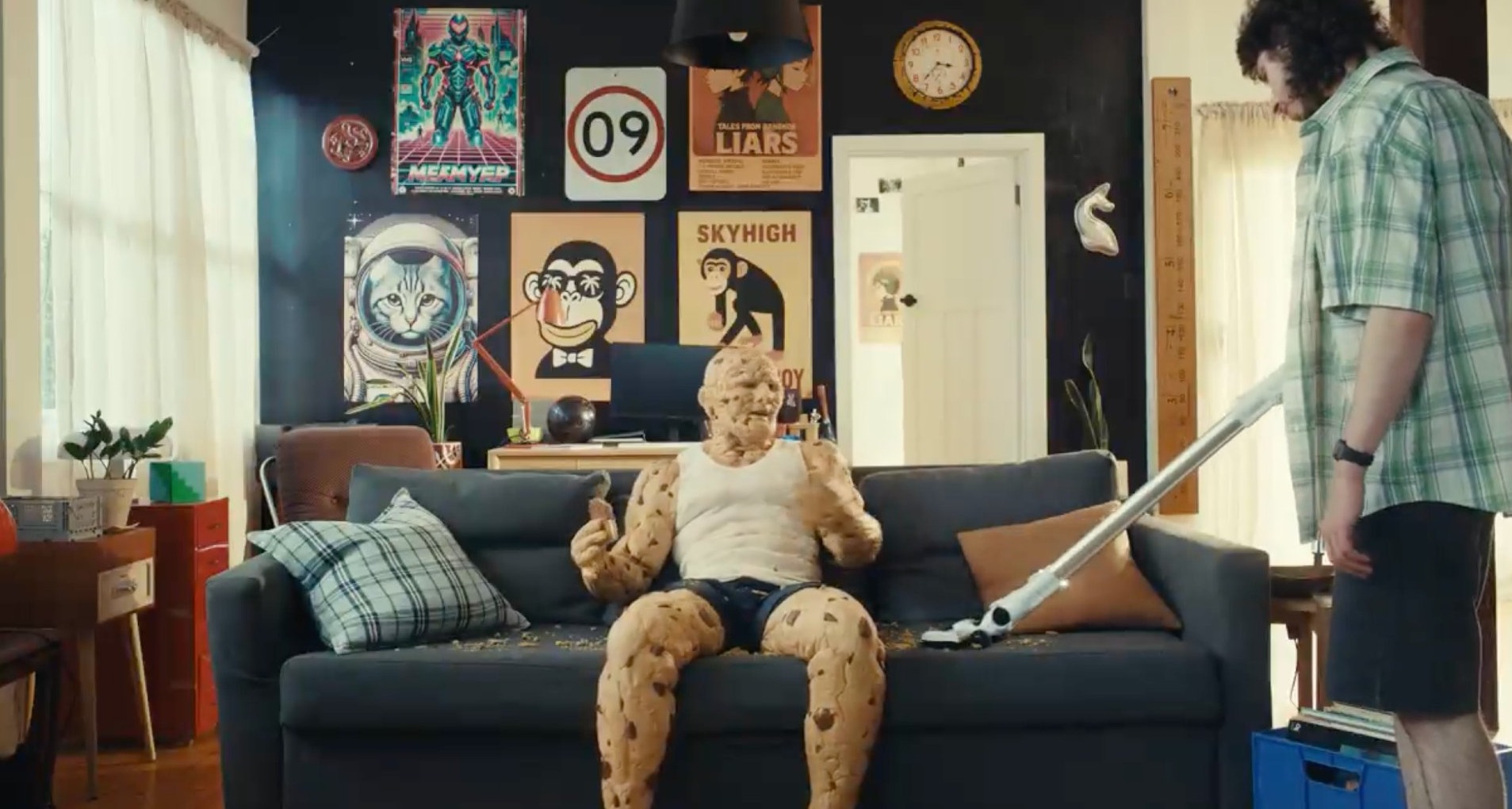 Un joven convertido en galleta sentado en el sofá