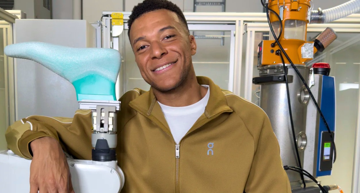 Mbappé posando en la fábrica de On