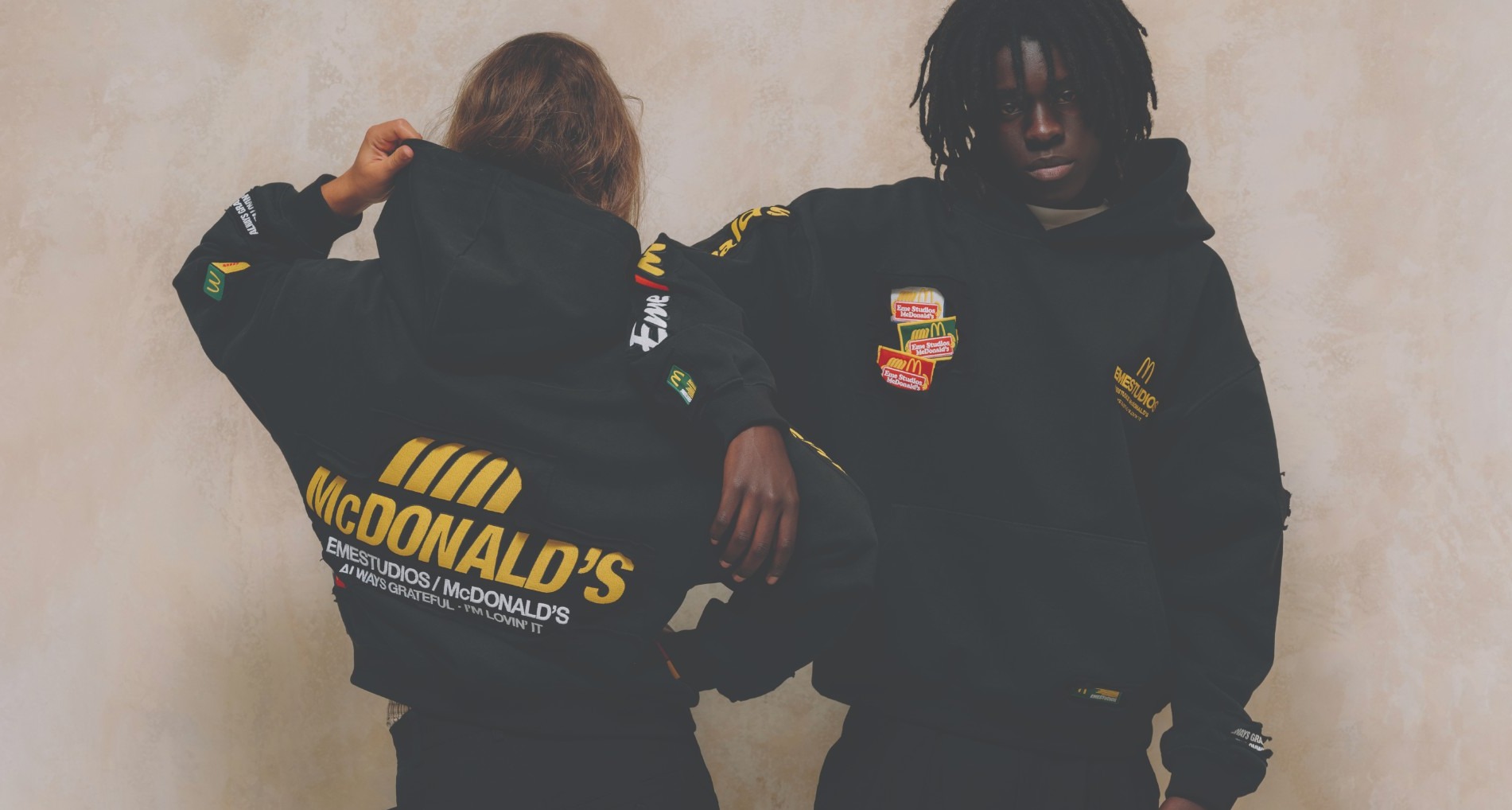Dos modelos con la sudadera de McDonald's y Eme Studios
