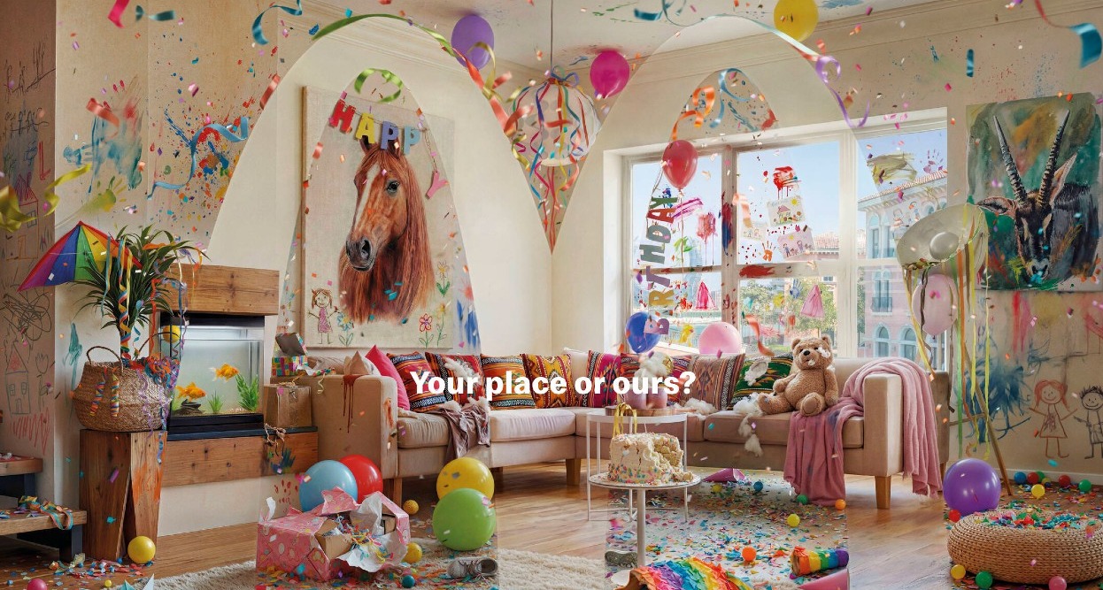 Gráfica de la campaña donde se ve un salón desordenado después de una fiesta infantil y los arcos de McDonald's que hacen un hueco limpio entre medias del caos