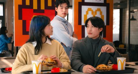 Tres personas coreanas en un McDonald's
